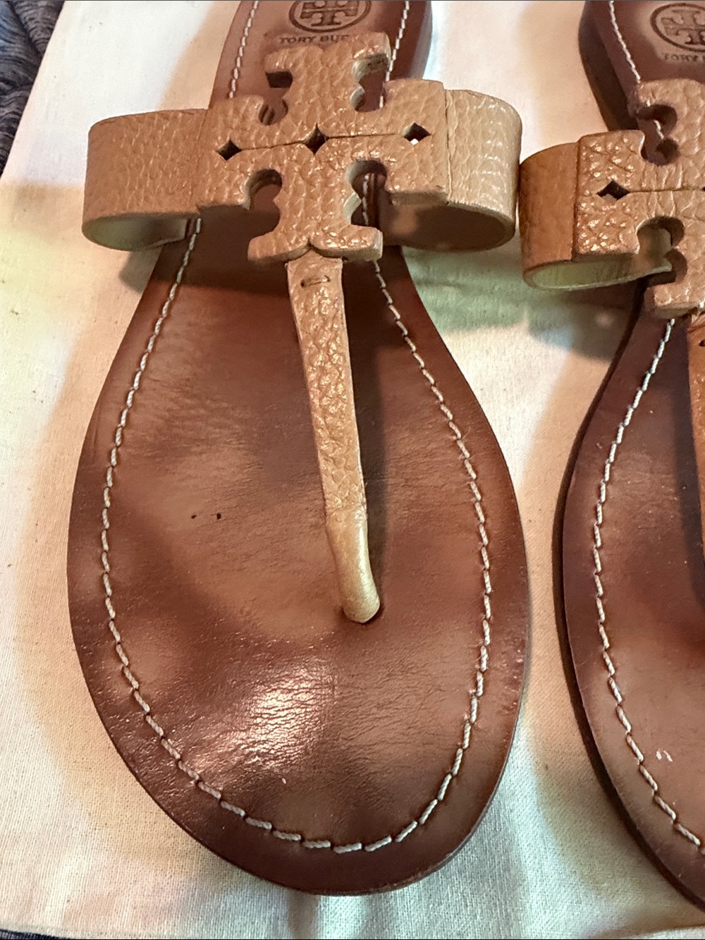 Tory Burch Tan Leather Logo Thong Sandals Size 10.5 w/ dust bag - Picture 2 of 7